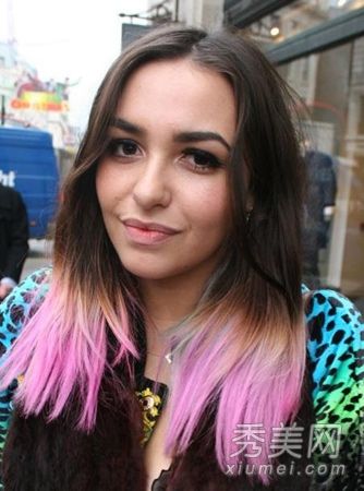 在冬天,最新的街头风格的发型被选择和染色来引领潮流。