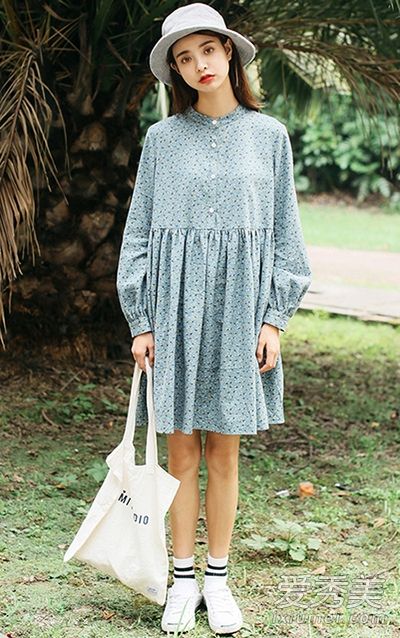 天气变凉了。穿裙子和长袖衣服更实用。