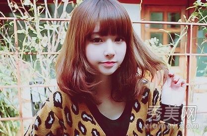 冬天最新的梨形发型适合各种脸型。