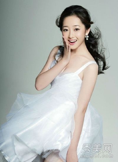 清纯女演员江的发型变了,她的长发清新时尚。