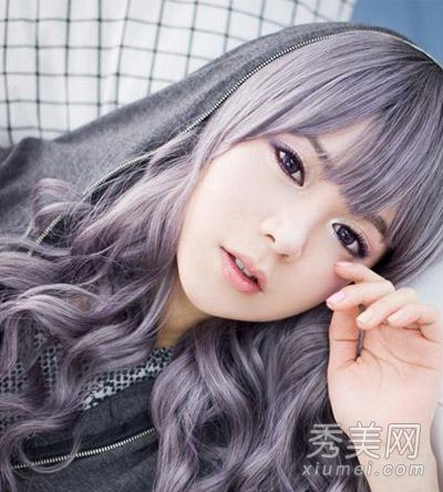 美丽的卷发是冬天用来玩颜色的。