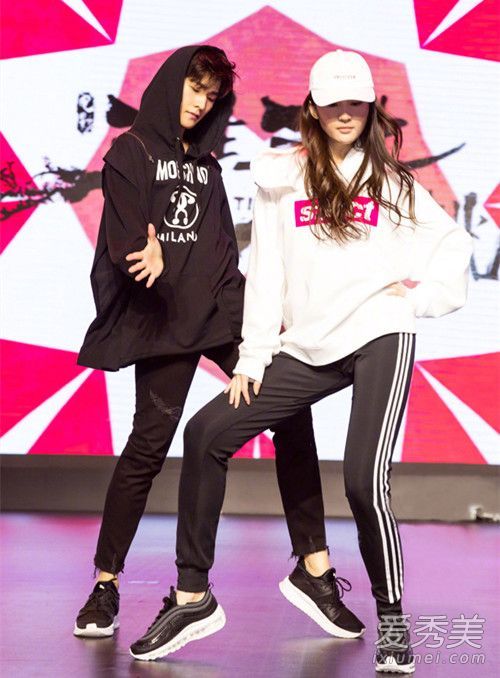 刘亦菲和杨洋一起跳舞时穿什么牌子的运动鞋？