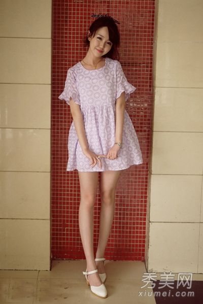 略胖的女孩穿着宽松的裙子在夏天看起来更苗条。