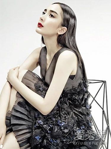 一位女士的发型是美丽的,当她抱着一位性感的妈妈,杨蜜。