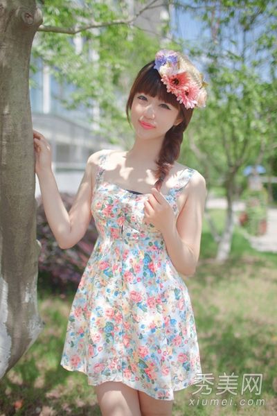 在仲夏,穿着吊带短裙的性感女孩令人耳目一新