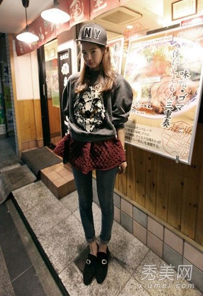 卫衣和短裙既可爱又时尚。