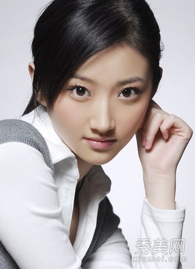 田靜在大玉兒的長發中扮演主角，甜美時尚。