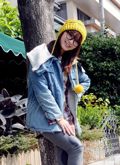 时尚女性展示牛仔外套搭配和穿着个性风格