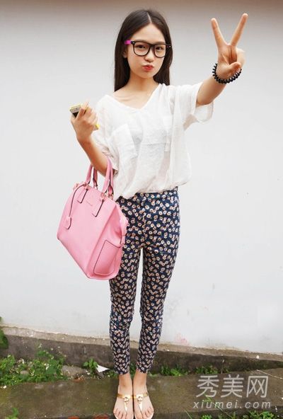 今年夏天最漂亮的白色t恤和印花打底裤