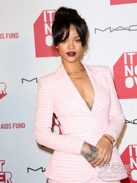 今秋，折叠项链并戴上是一种时尚。