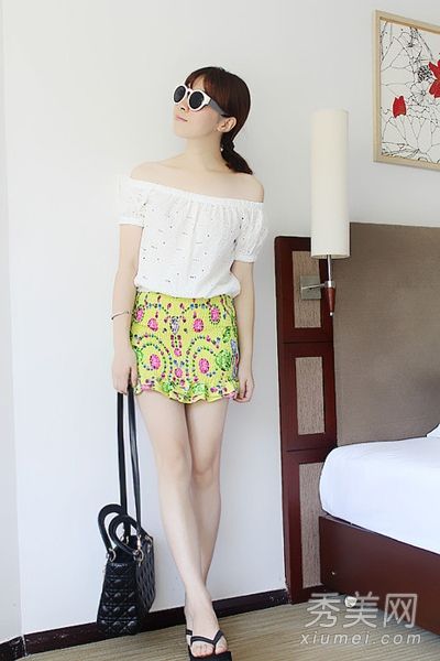 略胖的女孩在夏天穿宽松的t恤+短裙