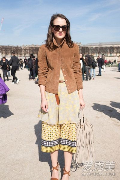 麂皮流苏又回来了。今年秋天它们只是红色的。