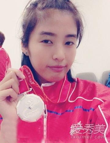 女子足球守门员赵莉娜爆发出红色