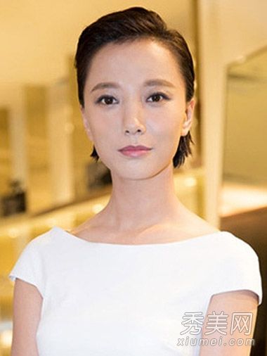 王的新短发引发了关于短发如何指向降龄的热议