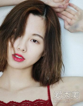 不对称短发非常流行，适合各种脸型。