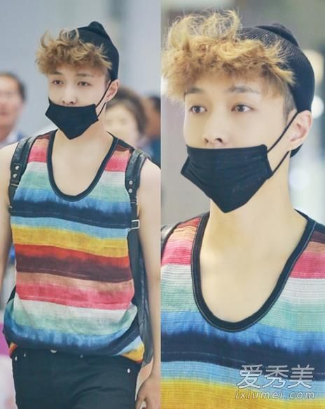 当他出现在仁川机场时，他穿着什么牌子的彩虹背心？