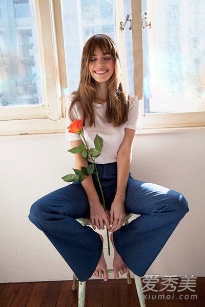 妈妈的喇叭裤又着火了。它们很时尚，并且有长腿。