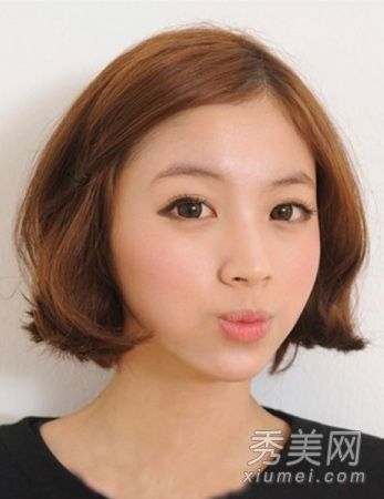 棕色是韩国人的短卷发，显示出纯粹而成熟的女性风格。