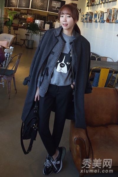 外套+运动鞋混合搭配，适合冬季外出