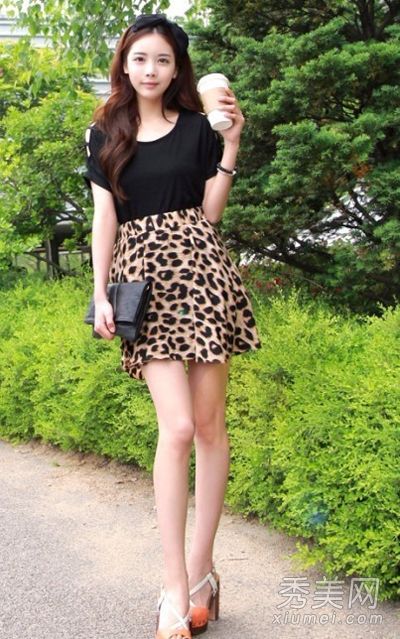 t恤配短裤或短裙短高法