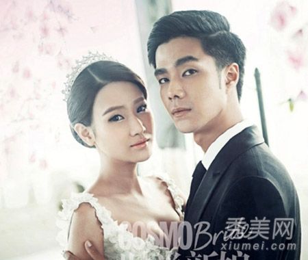 袁成傑沉浸在結婚照中，他妻子陳倩倩的頭發超級可愛。