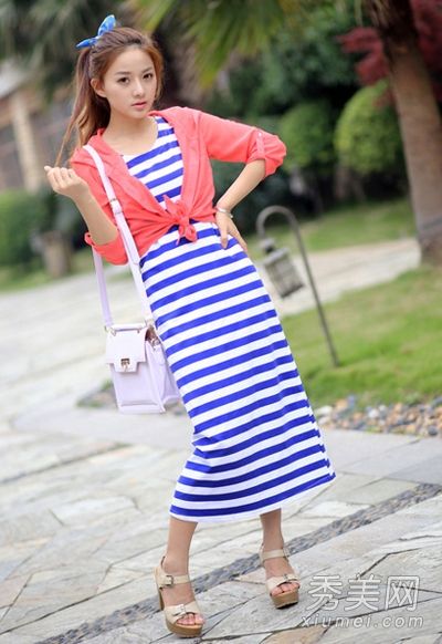 在仲夏，长裙在个性上混合搭配，连襟巧妙地隐藏以显示高度。