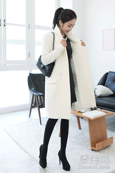 羊毛大衣和连衣裙的组合在新的一年里展现出迷人的女神气质。