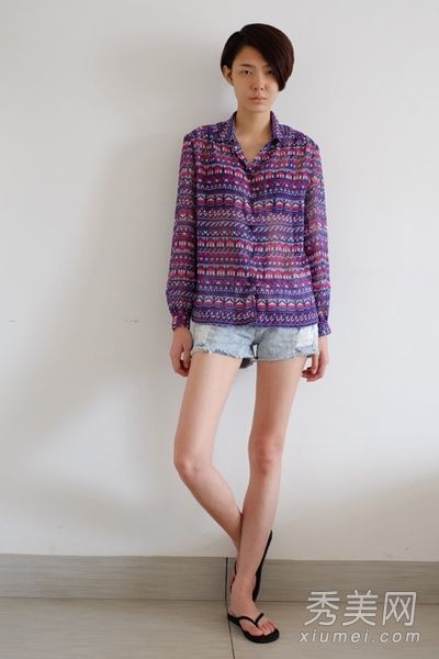 夏季流行的雪纺衬衫、上衣和衬衫用途广泛且时尚。