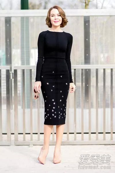 一双尖头高跟鞋会让你在整个秋天都光彩照人。