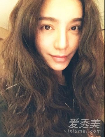 江映蓉最近的照片大大改变了她的脸，她的长卷发击中了她的脸杨颖。