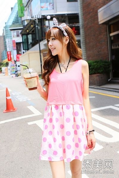 夏季旅行的趋势和清新甜美的服装令人感动。