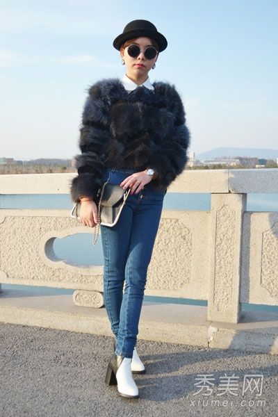 羽绒服配紧身裤简单、保暖、时尚。