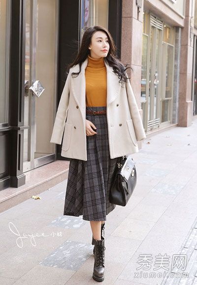 半身裙搭配外套或毛衣在冬天很流行
