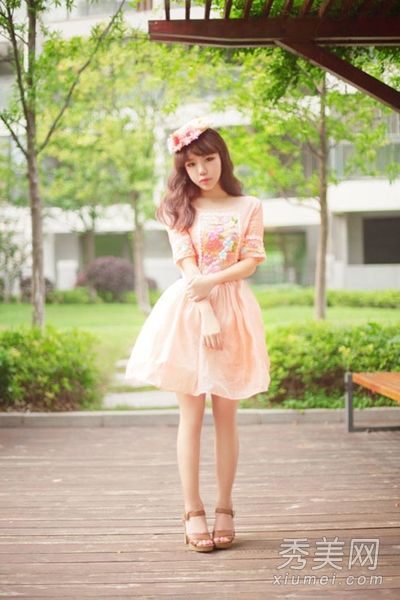 凉爽的夏装搭配可爱的甜美服装