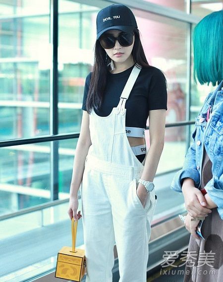 水晶机场的黄方包是什么牌子的？水晶多少钱