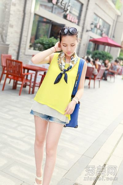 有图案短裤的吊带背心能抵御高温