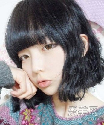最新的韩国短卷发对降低年龄有很好的效果。