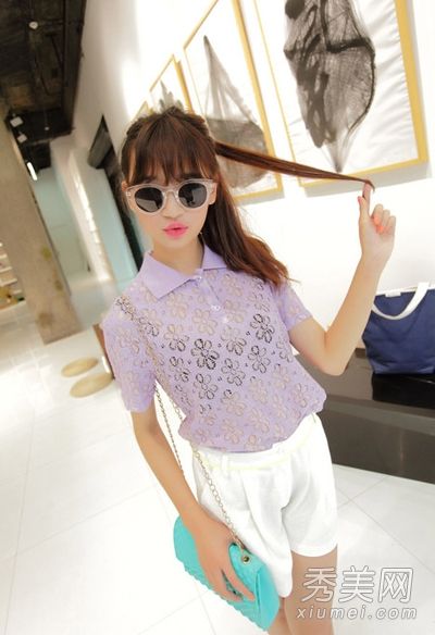 上半身很胖，所以穿着宽松的上衣和短裤看起来很瘦。