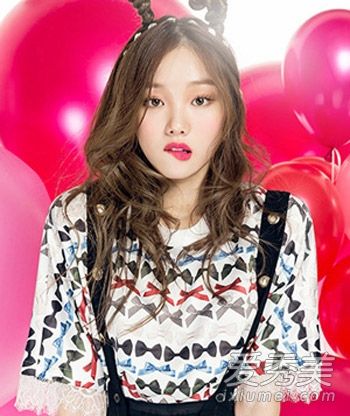 韩国女孩的气质在长发和卷发中表现出淡淡的成熟之美