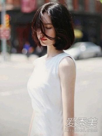 在夏天,女孩的短而新鲜的头发很甜美,衰老取决于此。