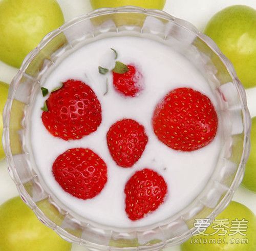 如何制作草莓酸奶面膜？