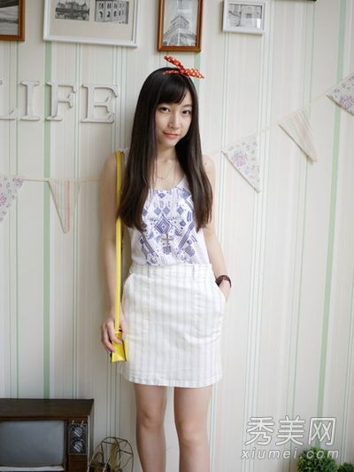 在七月如何穿背心和马裤显示出优雅