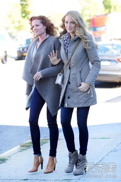 灰色外套,带画气质,看起来过时