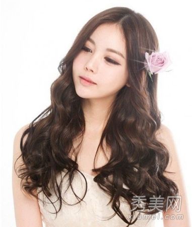 冬天什么样的发型好?韩式美丽的长卷发