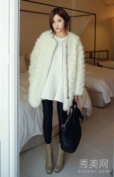 这件外套配以小脚裤和短靴，彰显女神的风格。