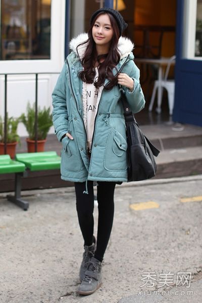 可爱的女孩喜欢甜美的棉袄