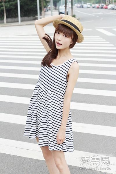 夏装背心简洁展现淑女风范