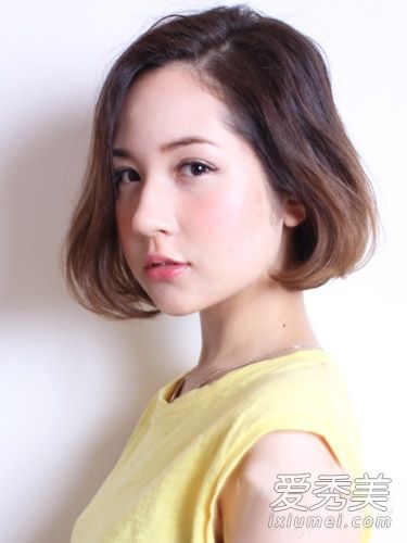 夏季时尚荷叶短卷发展现慵懒的女人味