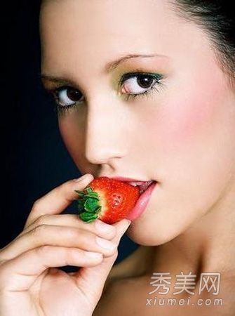 油性皮膚喜歡粉刺，所以吃東西可以改善皮膚質量。
