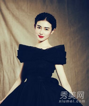 第一个美丽的女人，张辛苑，是第一个看到她美丽而复古的妆容的人。
